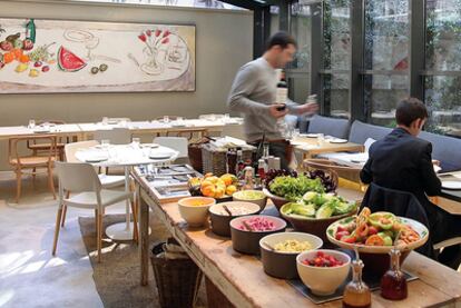 <b>Nueva vida.
El nuevo Mordisco consta de una zona 'take away', una pequeña 'boutique' que cambiará de productos cíclicamente, un salón en la parte de arriba donde se sirven los cafés y las copas,
y un comedor en el que el bufé de ensaladas mira a un mural de Mariscal. </b>