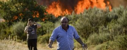 Vecinos de Baltar (Ourense) el jueves por la tarde en un incendio en una zona boscosa y de pinares.