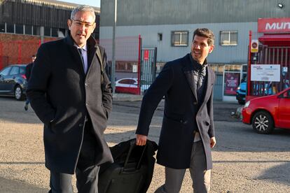 Albert Luque, exdirector de la selección masculina, a su llegada este viernes a la Audiencia Nacional, junto a su abogado Jorge Navarro.