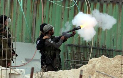 Polic&iacute;as israel&iacute;es dispersan una concentraci&oacute;n de palestinos, este viernes en Jerusal&eacute;n.