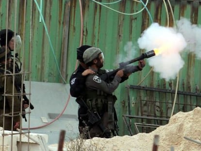 Polic&iacute;as israel&iacute;es dispersan una concentraci&oacute;n de palestinos, este viernes en Jerusal&eacute;n.