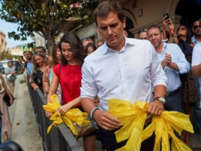 Party chiefs Albert Rivera and Inés Arrimadas made the symbolic gesture in Alella (Barcelona), to jeers and whistles from local residents