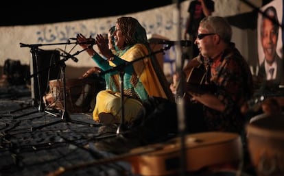 Concierto de Mariem Hassan en el campamento de Dajla (Tinduf, Argelia).