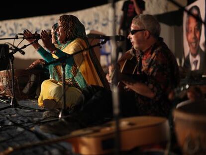 Concierto de Mariem Hassan en el campamento de Dajla (Tinduf, Argelia).