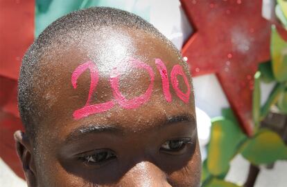 Un joven sudafricano participa en el tradicional carnaval con el que el país recibe el Año Nuevo. Para 2010, como no podía ser de otra manera, el tema elegido ha sido el próximo Mundial de Fútbol.