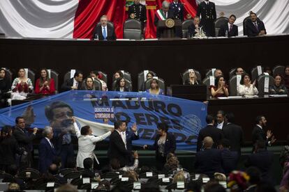 Parlamentarios del conservador Partido Acción Nacional (PAN) muestran su contrariedad con la presencia del presidente venezolano, Nicolás Maduro, en los festejos.