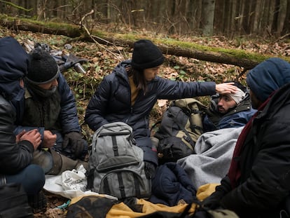 Kasia Wappa (en el centro), activista de la localidad polaca de Hajnowka, asistía la semana pasada a los sirios Abdelrahman, Jalid, Nassir y Kassem, escondidos en el bosque de Bialowieza.