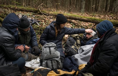 Kasia Wappa (en el centro), activista de la localidad polaca de Hajnowka, asistía la semana pasada a los sirios Abdelrahman, Jalid, Nassir y Kassem, escondidos en el bosque de Bialowieza.