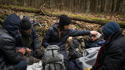 Kasia Wappa (no centro), ativista e moradora de Hajnowka, auxilia os sírios Abdelrahman (à esquerda), Khalid, Nassire Kassem, escondidos na floresta de Bialowieza, na Polônia.