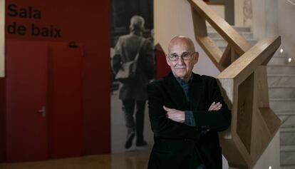 José Sanchis Sinisterra en la nueva sala Beckett (detrás una foto del Nobel Samuel Beckett), ayer. 