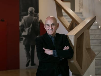 José Sanchis Sinisterra en la nueva sala Beckett (detrás una foto del Nobel Samuel Beckett), ayer. 