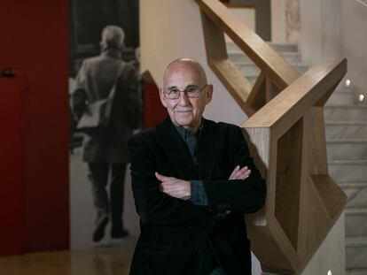 José Sanchis Sinisterra en la nueva sala Beckett (detrás una foto del Nobel Samuel Beckett), ayer. 