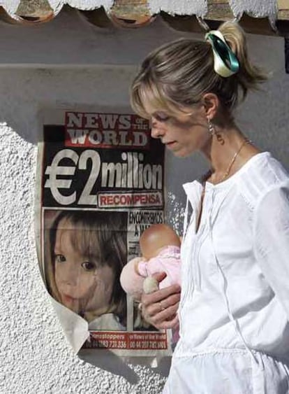 Kate McCann, la madre de Madeleine, ante un cartel de la niña desaparecida.