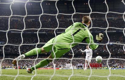 Con sus paradas a los disparos de Cristiano Ronaldo y Kaká en la tanda de penaltis del partido de vuelta (1-3 a favor del Bayern), Manuel Neuer se convirtió en el gran héroe del Bayern en su pase a la final.