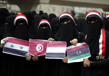 Mujeres yemeníes muestran banderas de los países de la primavera árabe en una manifestación en Saná.