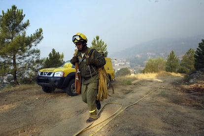 Un bombero participa en las labores de extinción del fuego en Valdemaqueda y Robledo.