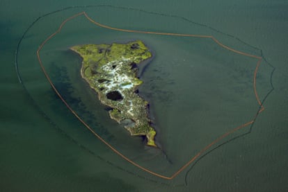 Una de las islas de New Harbor en Luisiana, protegida por dos barreras contra la marea negra