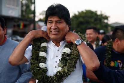 Evo Morales habla con simpatizantes este domingo, en una sede sindical en Villa 14, municipio de Villa Tunari 