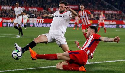 El jugador del Sevilla, Miguel Layun, durante una jugada con Saul Niguez, del Atlético Madrid