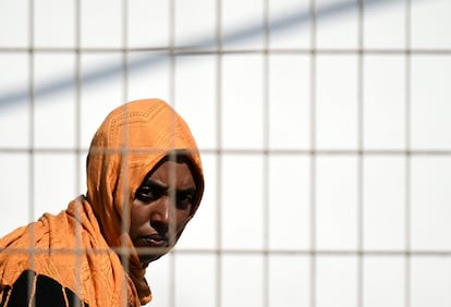 Una migrante rescatada del Open Arms espera para embarcarse en un ferry hacia tierra firme, en Lampedusa, Italia.