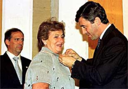 Victoria Eugenia Vidaur ayer, en el momento de recibir la medalla del ministro, Ángel Acebes.