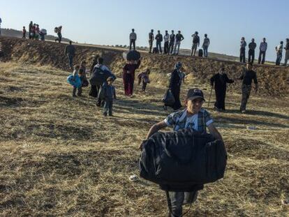 Un ni&ntilde;o sirio cruzando la frontera para llegar a Jordania. 
 