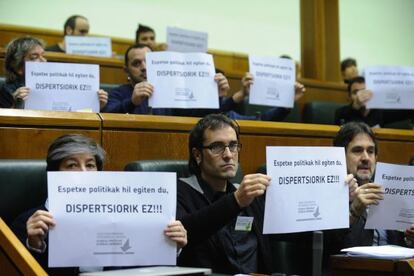 Parlamentos de EH Bildu exhiben en el Parlamento carteles contra la dispersión.