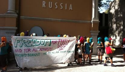 Simpatizantes del grupo Pussy Riot ante el pabell&oacute;n ruso en la Bienal de Venecia