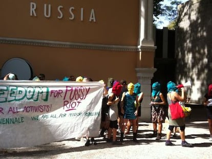 Simpatizantes del grupo Pussy Riot ante el pabell&oacute;n ruso en la Bienal de Venecia