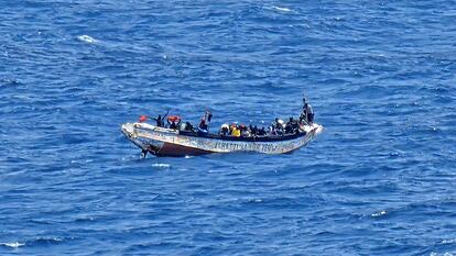 Un cayuco con migrantes rumbo a Canarias en alta mar el pasado 20 de junio.