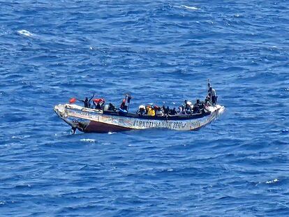 Un cayuco con migrantes rumbo a Canarias en alta mar el pasado 20 de junio.