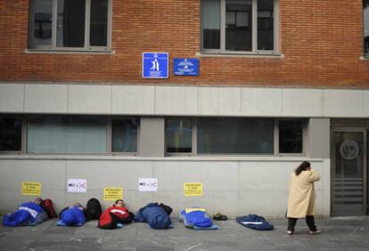Miembros del colectivo Berri Otxoak <i>acampados</i> frente a la sede del Ayuntamiento de Barakaldo.