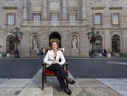 Carina Mej&iacute;as, en la plaza Sant Jaume con el Ayuntamiento de fondo.