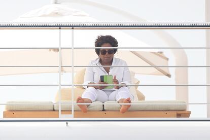 Oprah Winfrey también ha elegido España como lugar de vacaciones. Estos días navega por aguas de Ibiza en su yate, donde desconecta leyendo.