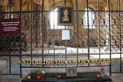 La tumba de Catalina de Aragón, en la Catedral de Peterborough. Los habitantes de esta ciudad, a 140 kilómetros de Londres, reverencian cada año a la reina de Inglaterra desposada por Enrique VIII. El origen del primer cisma con el continente y de la separación de la Iglesia Católica Romana para crear la Iglesia de Inglaterra. 