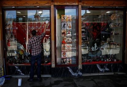 Propietario de una tienda de souvenires en Madrid.