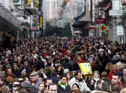 Aspecto que presentaba ayer la calle de Preciados, en el centro de la ciudad.