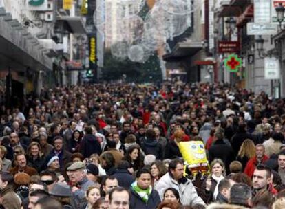 Aspecto que presentaba ayer  la calle de Preciados, en el centro de la ciudad.