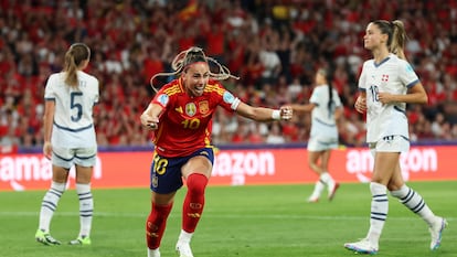 Athenea del Castillo celebra el primer gol de España contra Suiza en los cuartos de final de la Eurocopa.