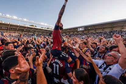 José Luis Morales, jugador del Levante, a hombros de un aficionado entre centenares de hinchas, celebra el ascenso a Primera.