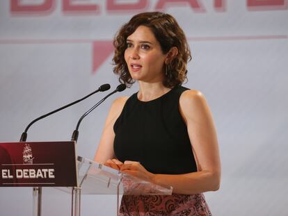 La presidenta de la Comunidad de Madrid, Isabel Díaz Ayuso, interviene en un desayuno informativo organizado por el diario digital El Debate, en el Hotel Westin Palace, a 23 de mayo de 2022.