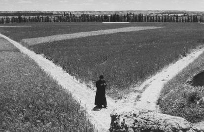 'Cura paseando (San Cristobal de Entreviñas, Zamora)', de Nicolás Muller (1950).