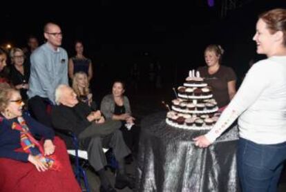 Kirk Douglas y su esposa Anne, en octubre en la fiesta de la Fundación Televisión y Películas.