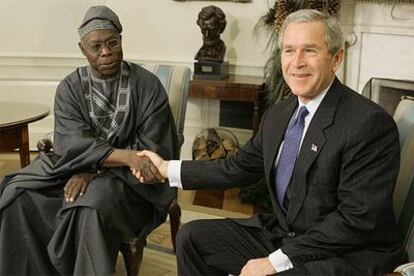 George W. Bush saluda al presidente de Nigeria, Olusegun Obasanjo, ayer en la Casa Blanca.