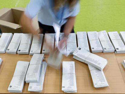 PARLA (MADRID), 08/06/2024.-Una persona prepara las papeletas para la jornada electoral europea del 9-J, este sábado en el centro de votación en el colegio Blas de Lezo en Parla (Madrid).- EFE/ Rodrigo Jiménez

