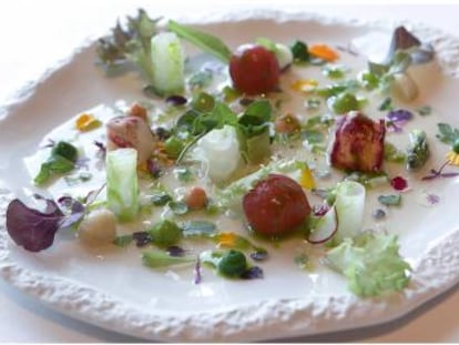 A la izquierda, ensalada de Martín Berasategui, en Lasarte. A la derecha, plato especial de La Churrería, en Comillas.