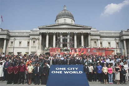 Bajo el lema "One city, one world" (Una ciudad, un mundo), Trafalgar Square ha sido el escenario donde más personas se han concentrado, llamadas al silencio por el tañido de las campanas de las iglesias de Londres y por el Big Ben, el reloj de las Casas del Parlamento, que marca el tiempo de la capital británica.