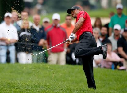 Woods golpea mal desde el rough del 2, generando su lesión de espalda.