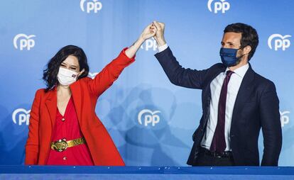 Isabel Díaz Ayuso y Pablo Casado, durante la celebración del resultado de las elecciones autonómicas del 4 de mayo de 2021 en Madrid.