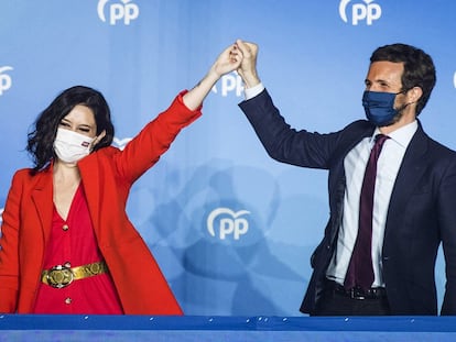 Isabel Díaz Ayuso y Pablo Casado, durante la celebración del resultado de las elecciones autonómicas del 4 de mayo de 2021 en Madrid.